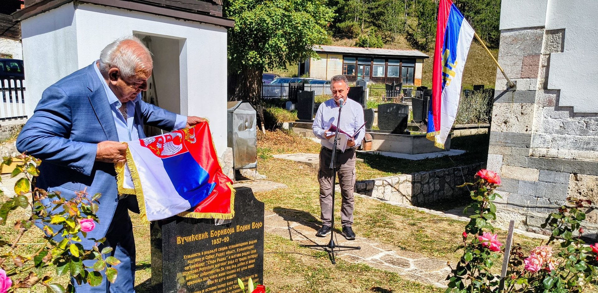 ОТКРИВЕНА СПОМЕН ПЛОЧА ВОЈИНУ ВОЈУ ВУЧИЋЕВИЋУ У ЊЕГОВОМ РОДНОМ СЕЛУ ШТИТКОВУ КОД НОВЕ ВАРОШИ