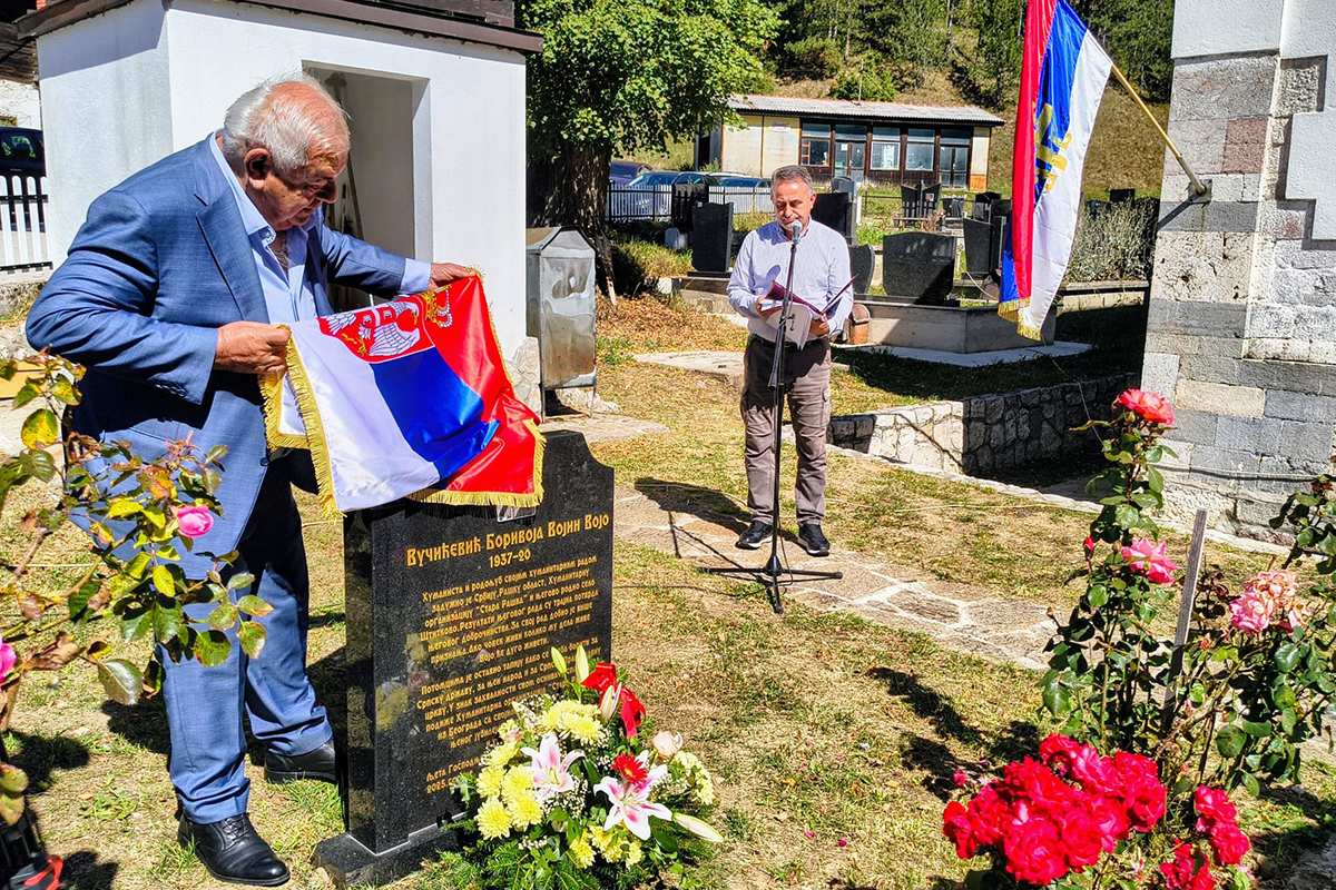 ОТКРИВЕНА СПОМЕН ПЛОЧА ВОЈИНУ ВОЈУ ВУЧИЋЕВИЋУ У ЊЕГОВОМ РОДНОМ СЕЛУ  ШТИТКОВУ КОД НОВЕ ВАРОШИ